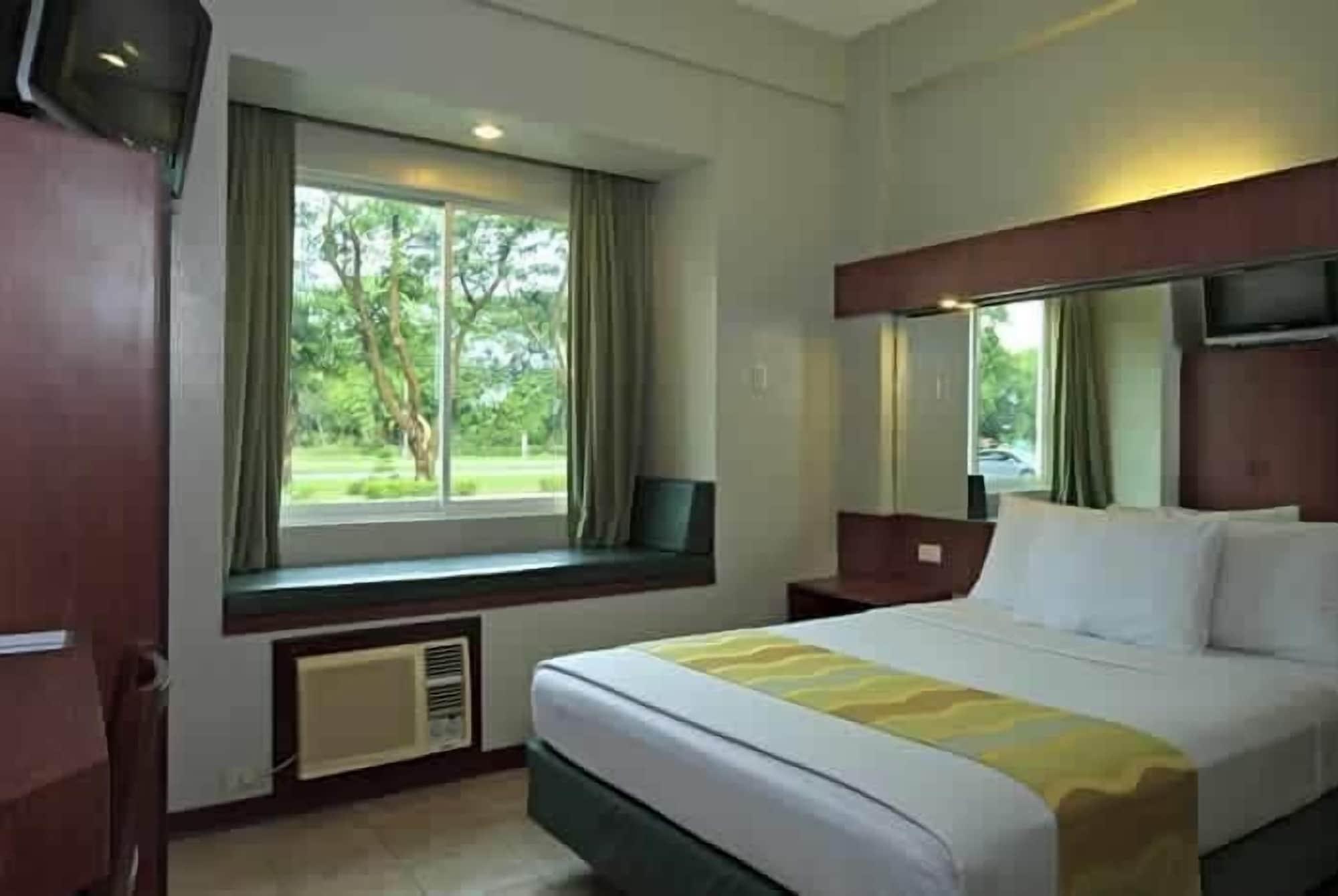 Microtel By Wyndham Tarlac Exteriör bild