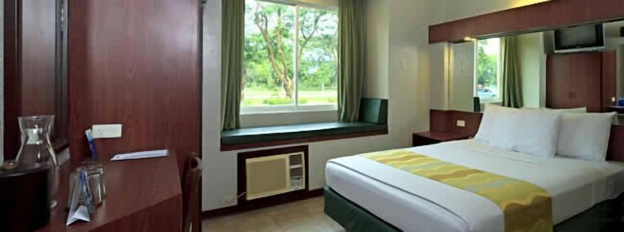 Microtel By Wyndham Tarlac Exteriör bild