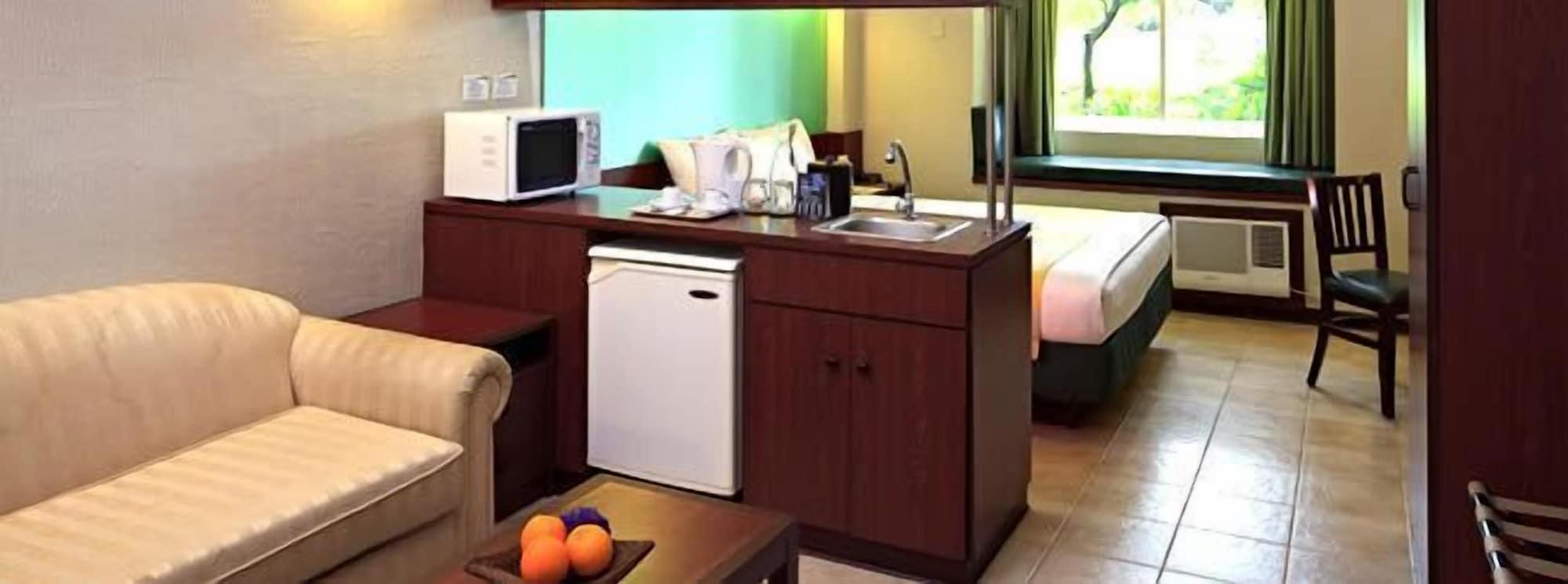 Microtel By Wyndham Tarlac Exteriör bild