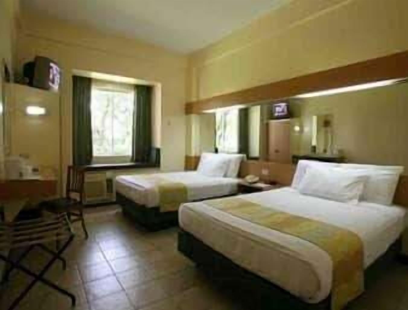 Microtel By Wyndham Tarlac Exteriör bild