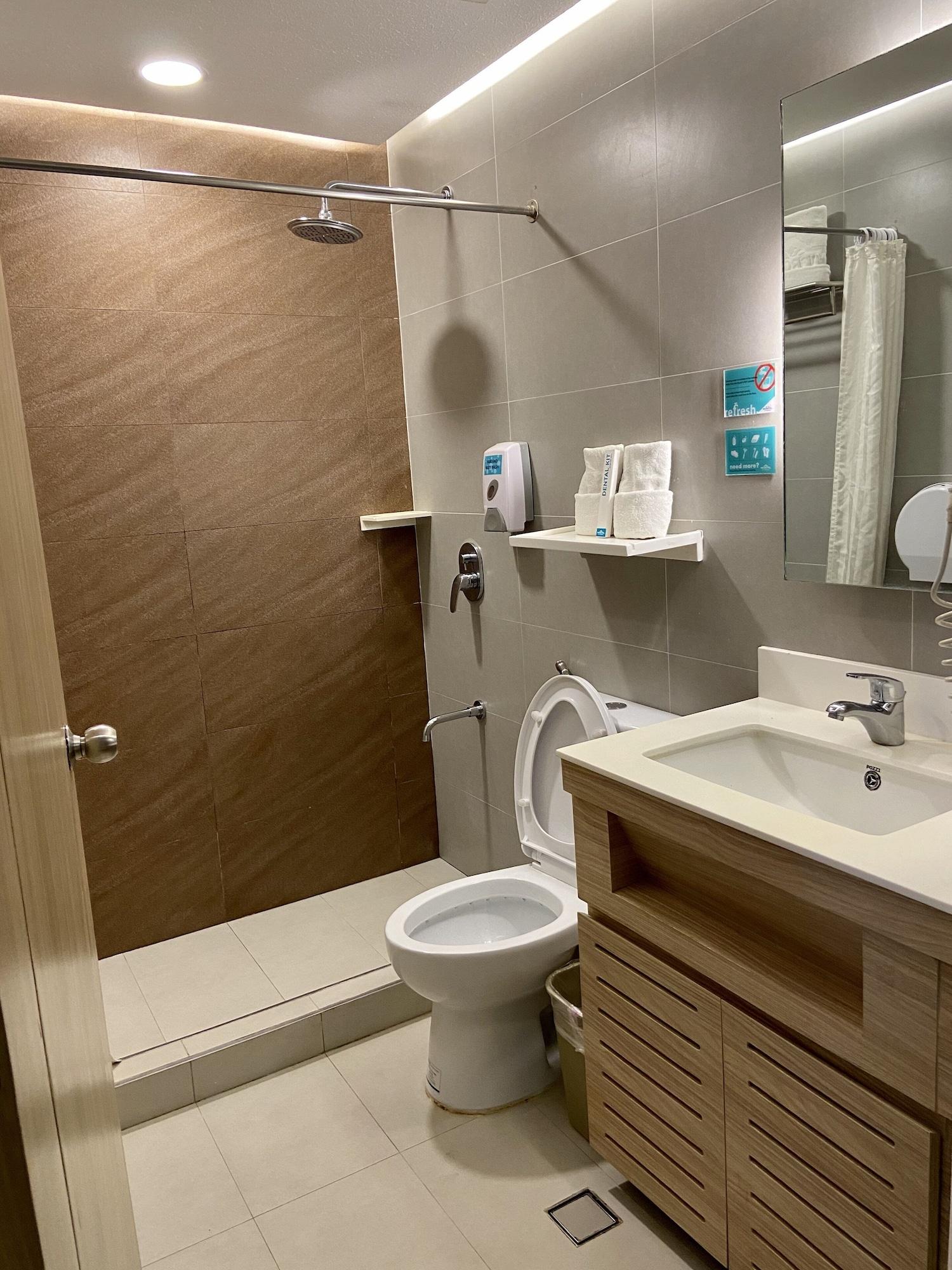 Microtel By Wyndham Tarlac Exteriör bild