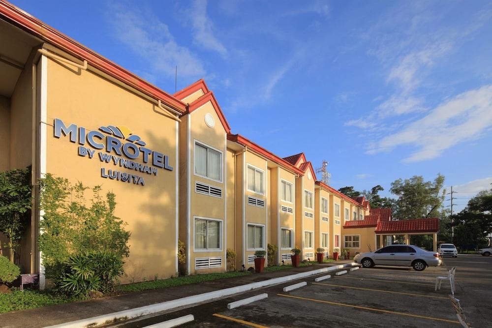 Microtel By Wyndham Tarlac Exteriör bild