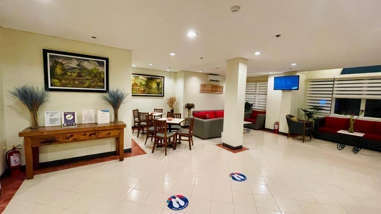 Microtel By Wyndham Tarlac Exteriör bild