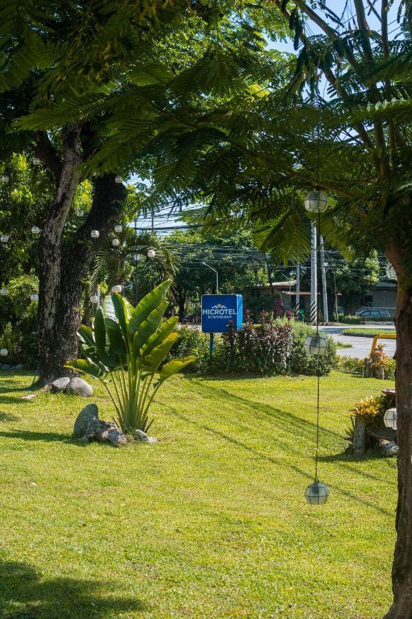 Microtel By Wyndham Tarlac Exteriör bild