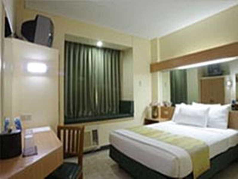 Microtel By Wyndham Tarlac Exteriör bild