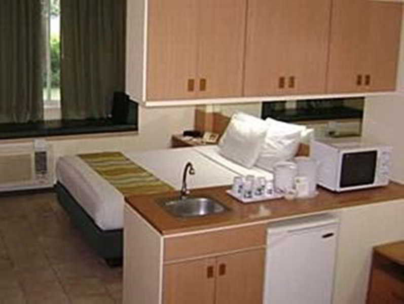 Microtel By Wyndham Tarlac Exteriör bild