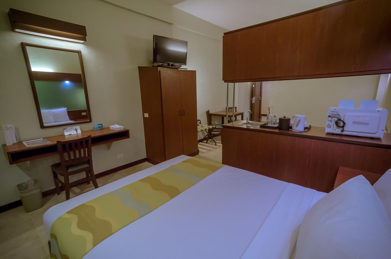 Microtel By Wyndham Tarlac Exteriör bild