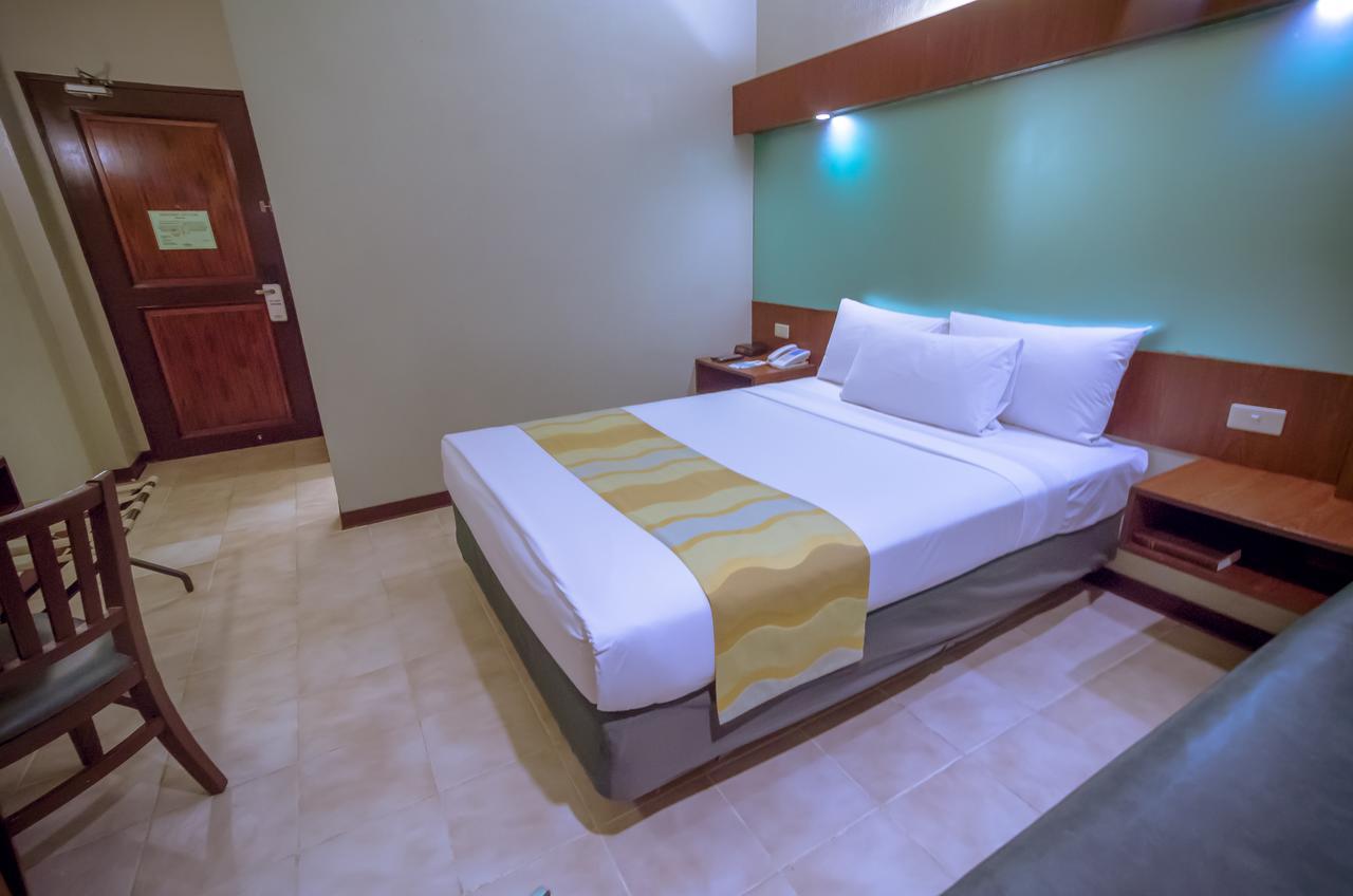 Microtel By Wyndham Tarlac Exteriör bild