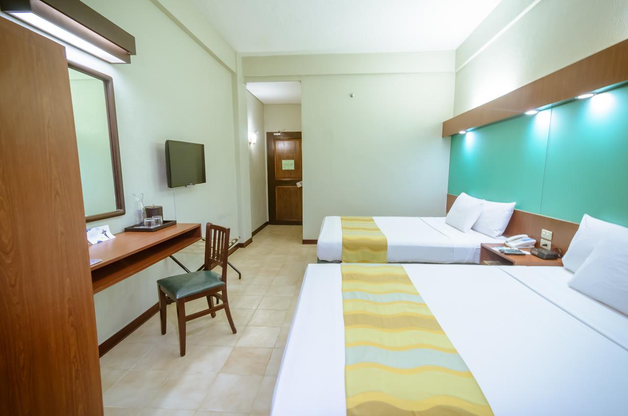 Microtel By Wyndham Tarlac Exteriör bild