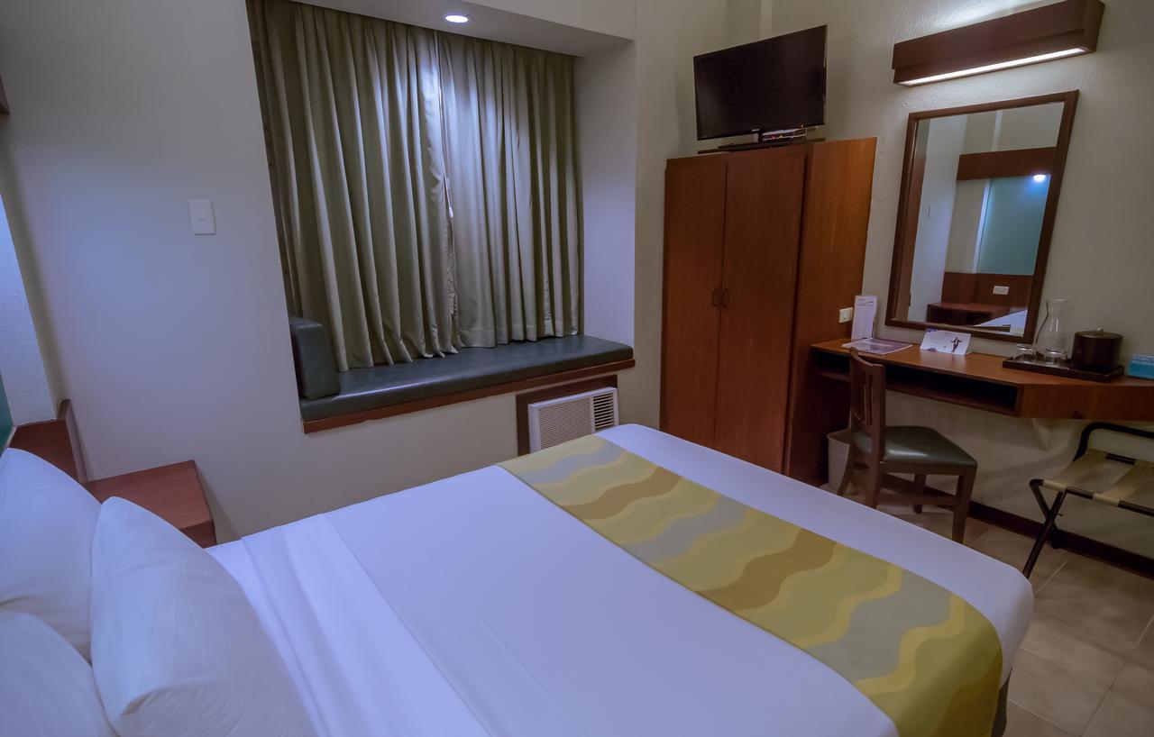 Microtel By Wyndham Tarlac Exteriör bild