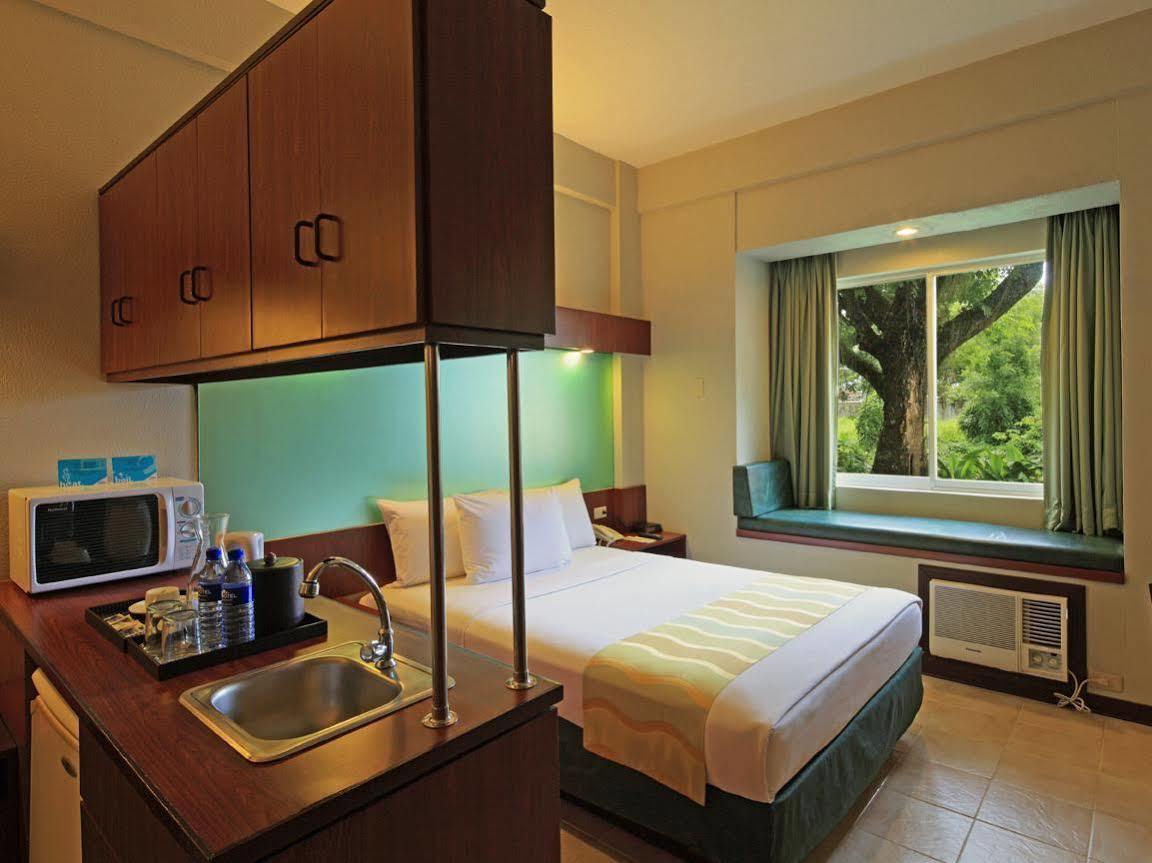 Microtel By Wyndham Tarlac Exteriör bild