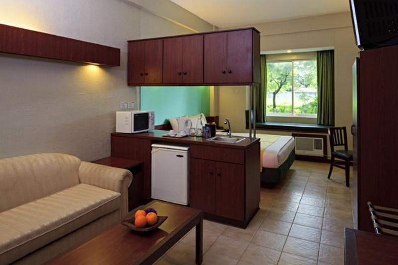Microtel By Wyndham Tarlac Exteriör bild
