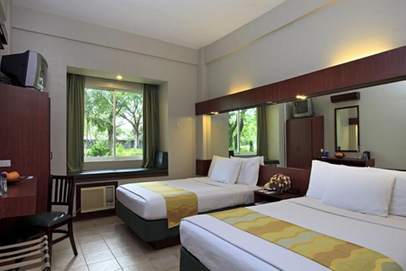 Microtel By Wyndham Tarlac Exteriör bild